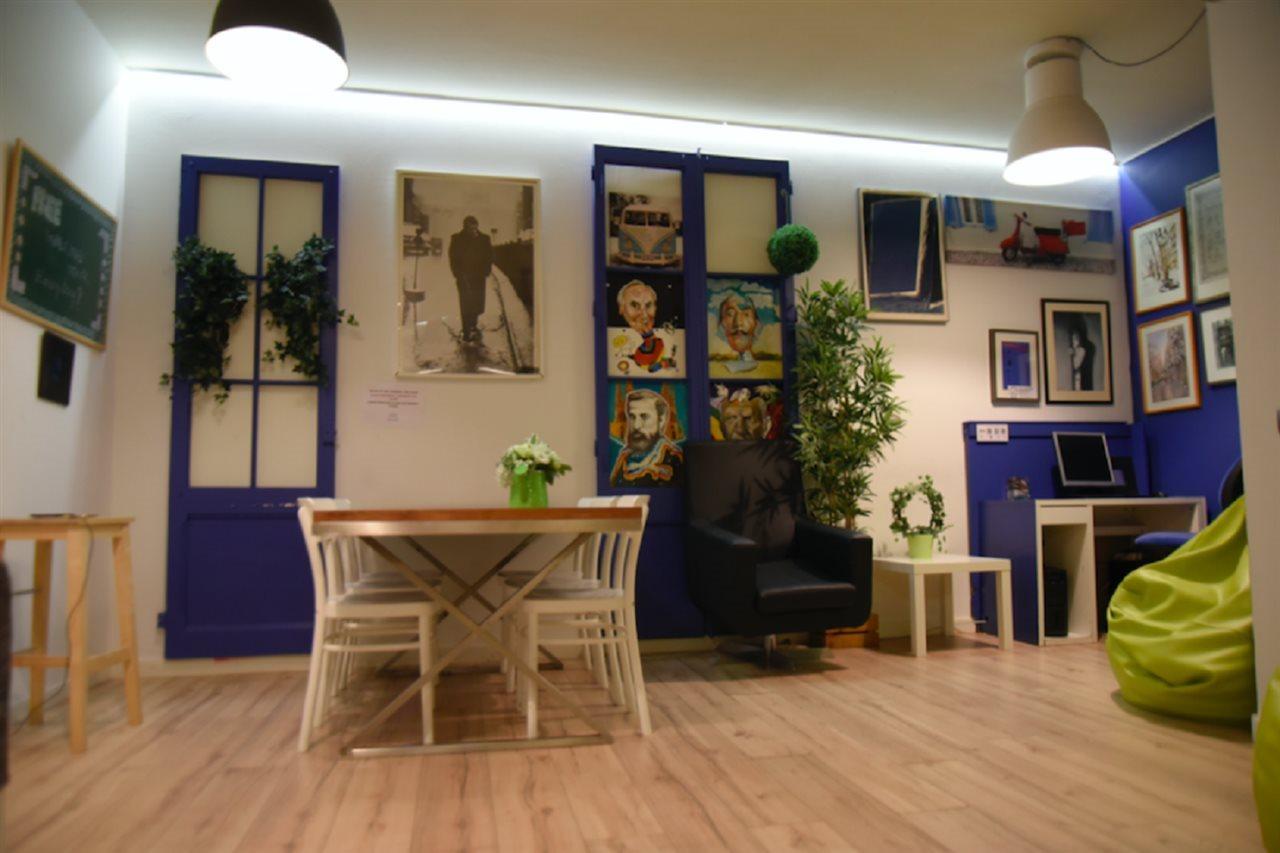 Gracia City Hostel 巴塞罗那 外观 照片 The library