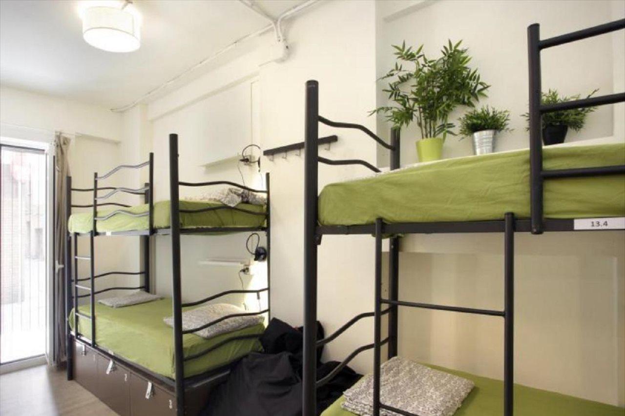 Gracia City Hostel 巴塞罗那 外观 照片 A typical capsule hotel room