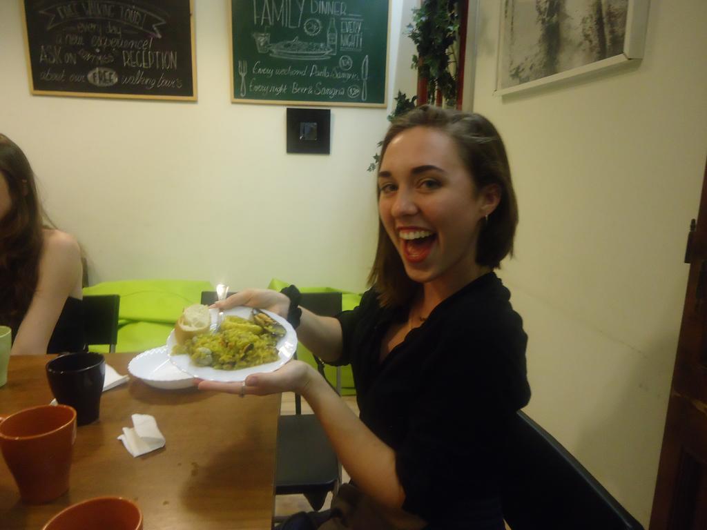 Gracia City Hostel 巴塞罗那 外观 照片 A woman holding a plate of food