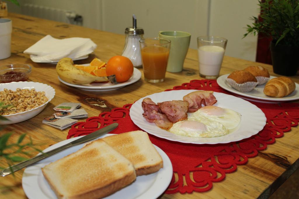 Gracia City Hostel 巴塞罗那 外观 照片 A traditional Brazilian breakfast