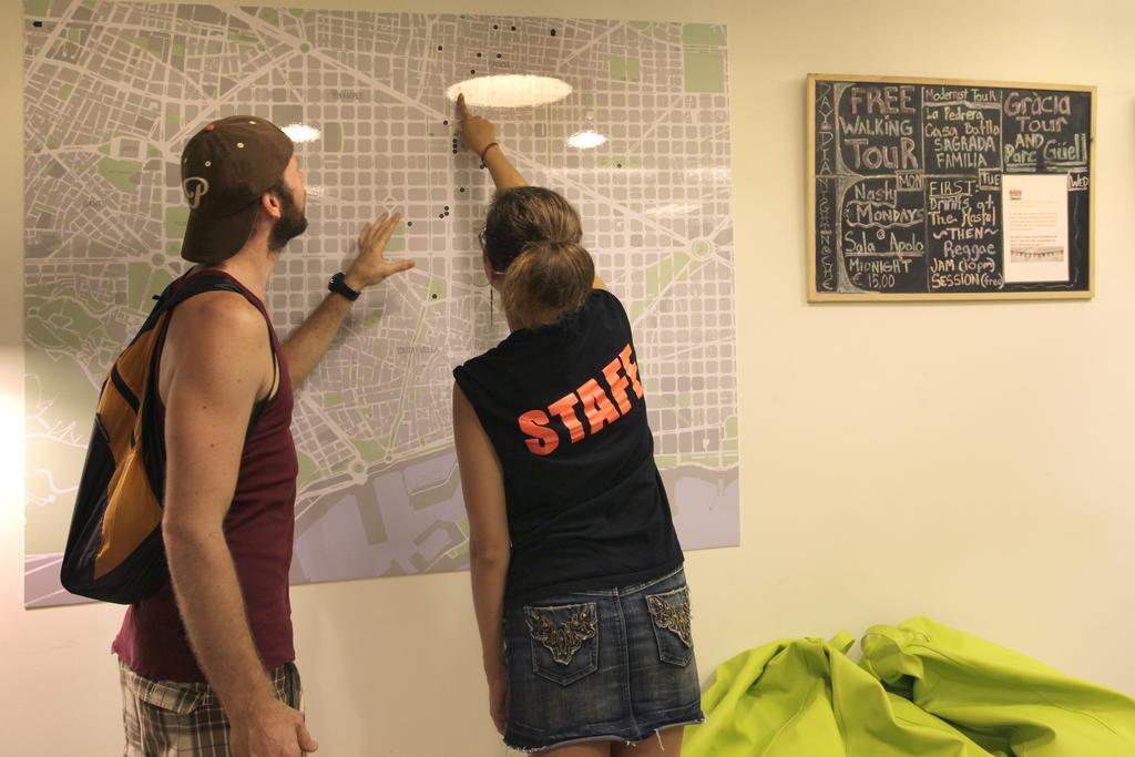 Gracia City Hostel 巴塞罗那 外观 照片 Hostel staff helping a guest with a map