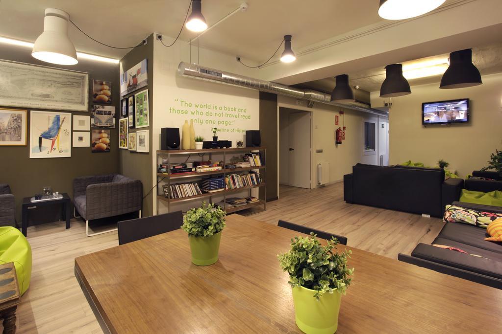 Gracia City Hostel 巴塞罗那 外观 照片 The library
