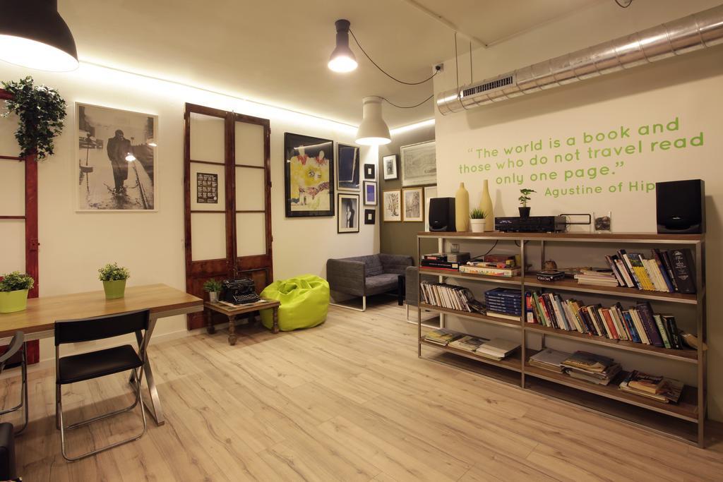 Gracia City Hostel 巴塞罗那 外观 照片 Library