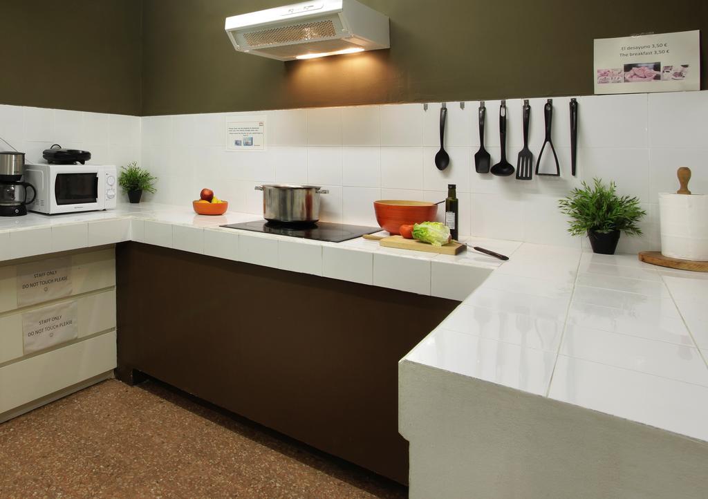 Gracia City Hostel 巴塞罗那 外观 照片 A modern kitchen