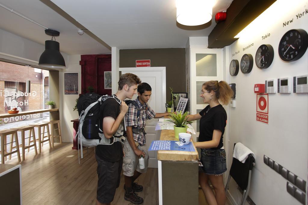 Gracia City Hostel 巴塞罗那 外观 照片 Reception at the hostel