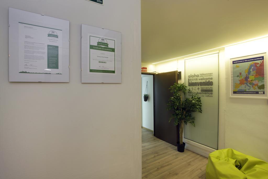 Gracia City Hostel 巴塞罗那 外观 照片 The reception area of the clinic