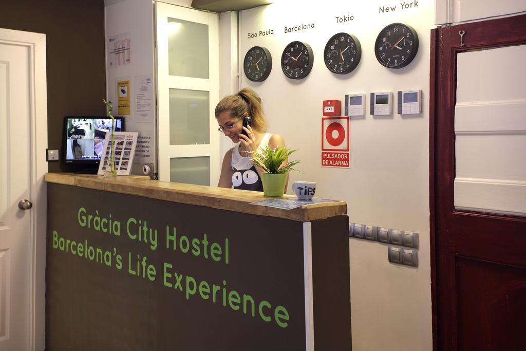 Gracia City Hostel 巴塞罗那 外观 照片 Reception desk at a hostel in Barcelona, Spain