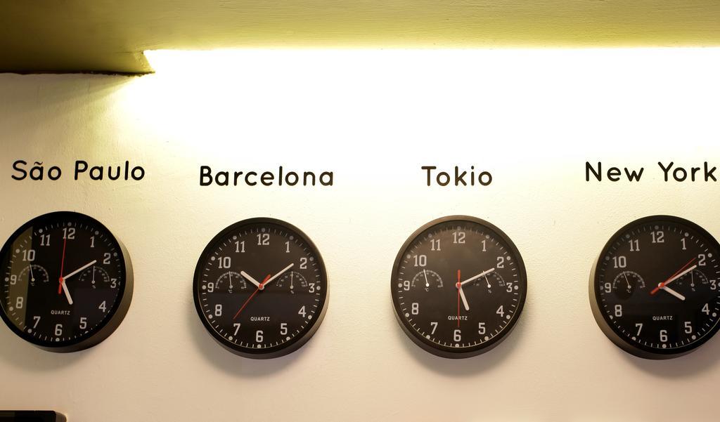 Gracia City Hostel 巴塞罗那 外观 照片 Clocks showing the time in São Paulo, Barcelona, Tokyo and New York
