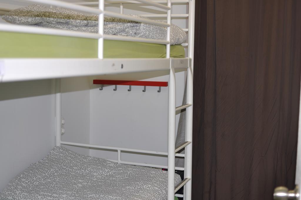 Gracia City Hostel 巴塞罗那 外观 照片 A bunk bed with a ladder