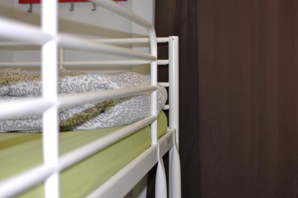 Gracia City Hostel 巴塞罗那 外观 照片 A cot