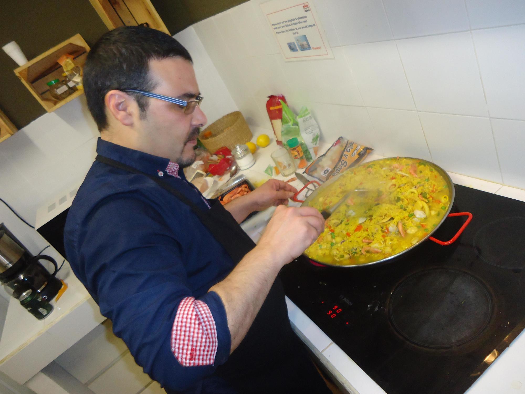 Gracia City Hostel 巴塞罗那 外观 照片 A paella being stirred