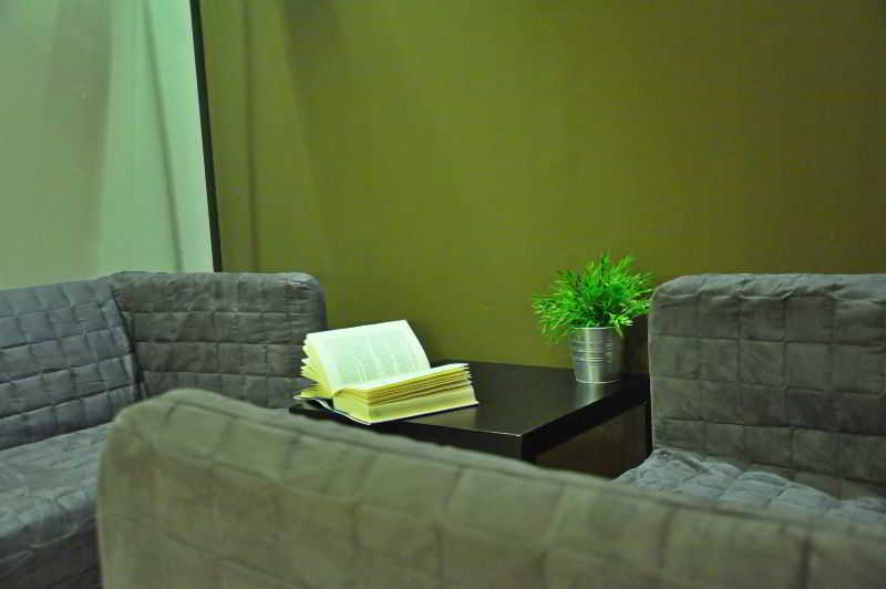 Gracia City Hostel 巴塞罗那 外观 照片 A room at the library
