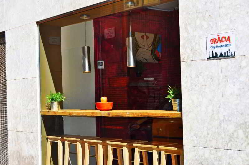 Gracia City Hostel 巴塞罗那 外观 照片 A typical bar in Gràcia