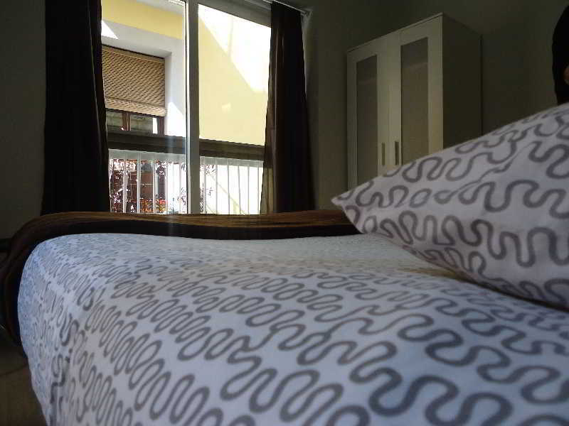 Gracia City Hostel 巴塞罗那 外观 照片 A bed