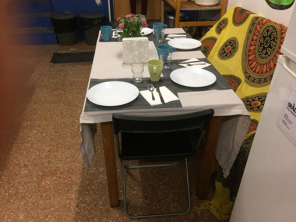 Gracia City Hostel 巴塞罗那 外观 照片 A table set for a meal