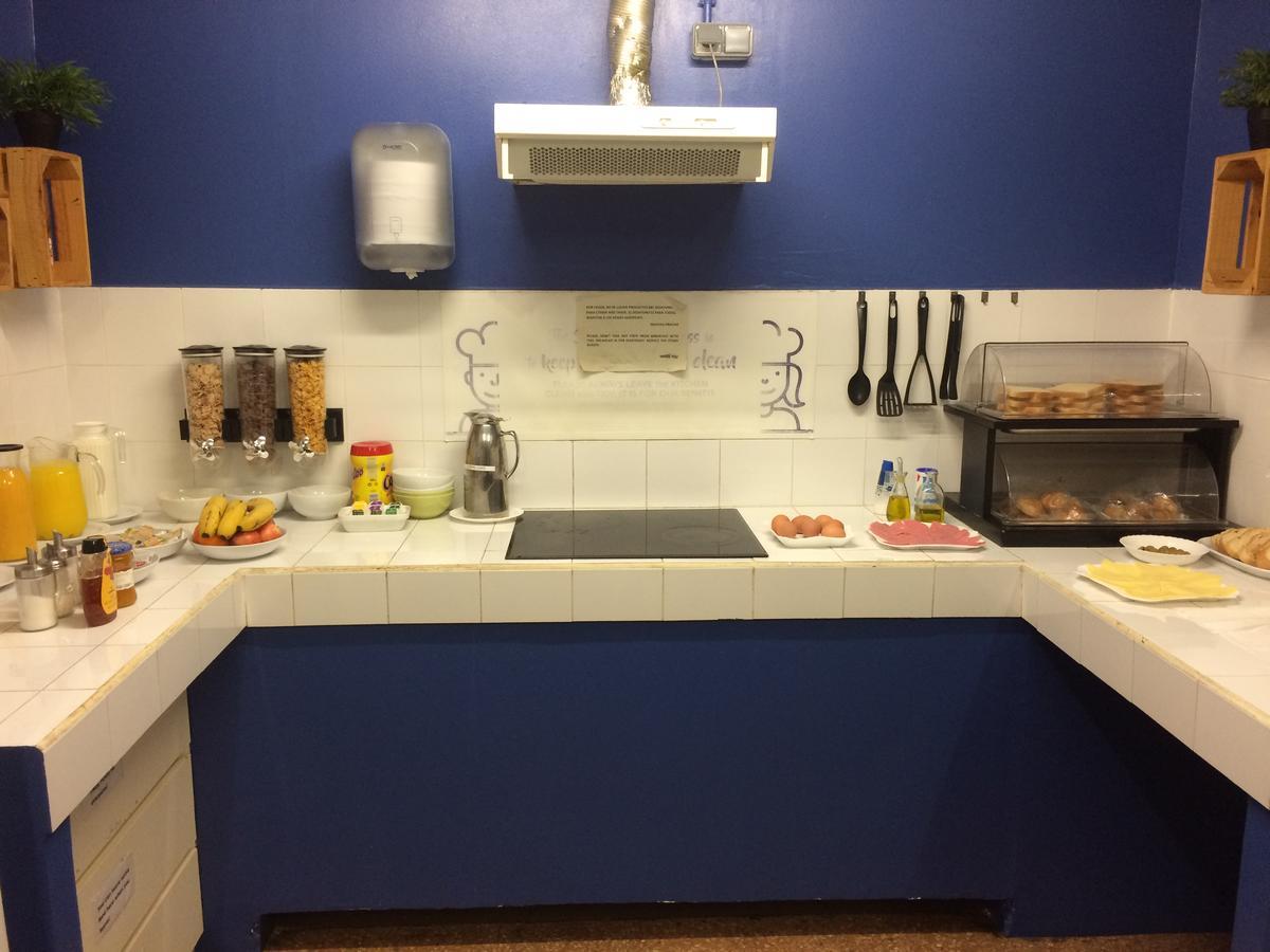 Gracia City Hostel 巴塞罗那 外观 照片 A typical kitchen at a hostel