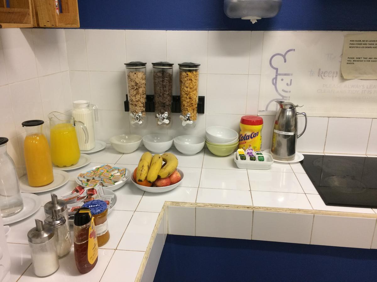 Gracia City Hostel 巴塞罗那 外观 照片 A typical breakfast buffet