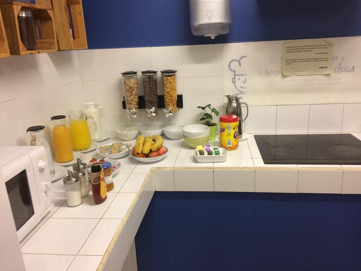 Gracia City Hostel 巴塞罗那 外观 照片 A typical breakfast buffet at a hotel