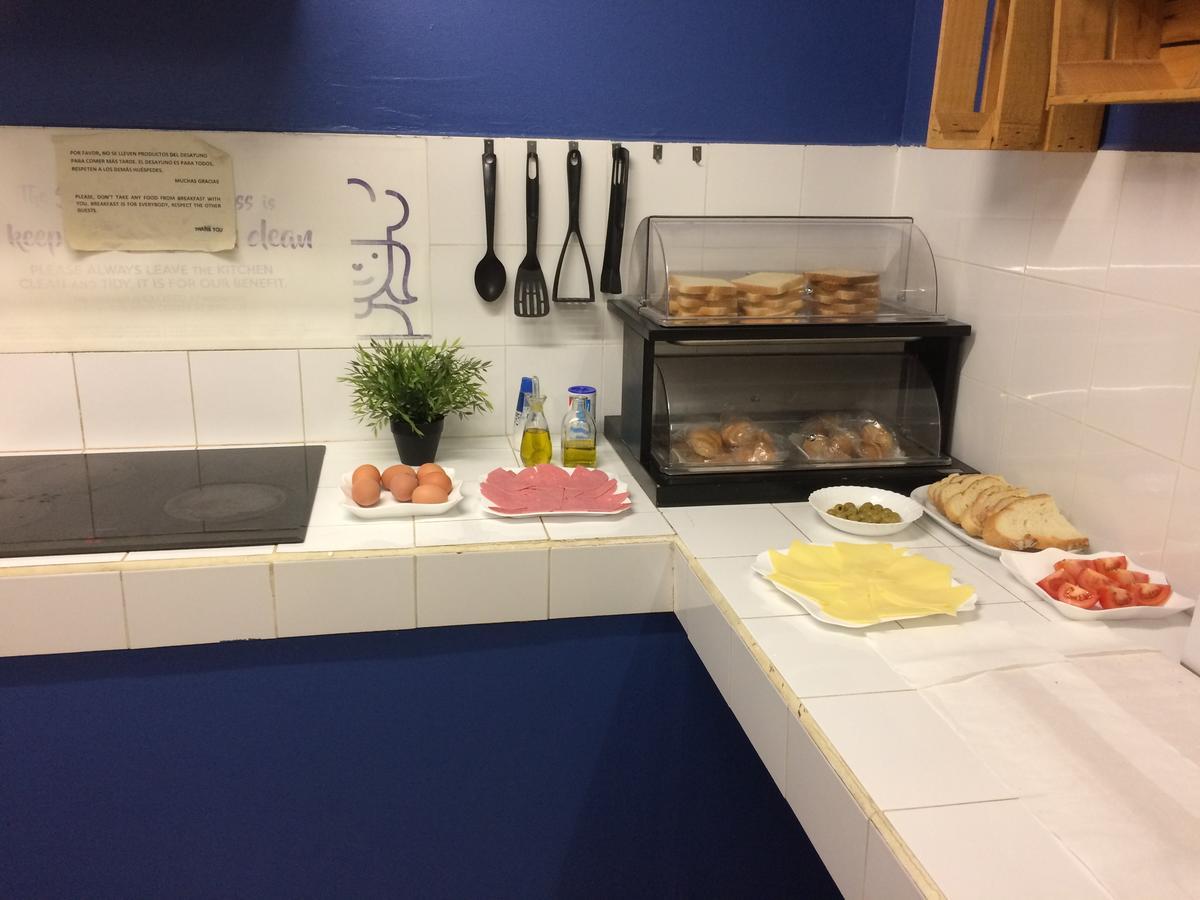 Gracia City Hostel 巴塞罗那 外观 照片 A typical kitchen at a hostel