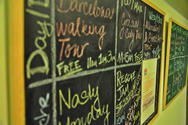 Gracia City Hostel 巴塞罗那 外观 照片 A blackboard at the hostel