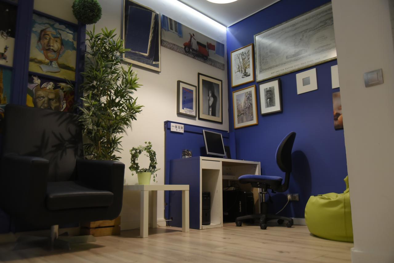Gracia City Hostel 巴塞罗那 外观 照片 The library