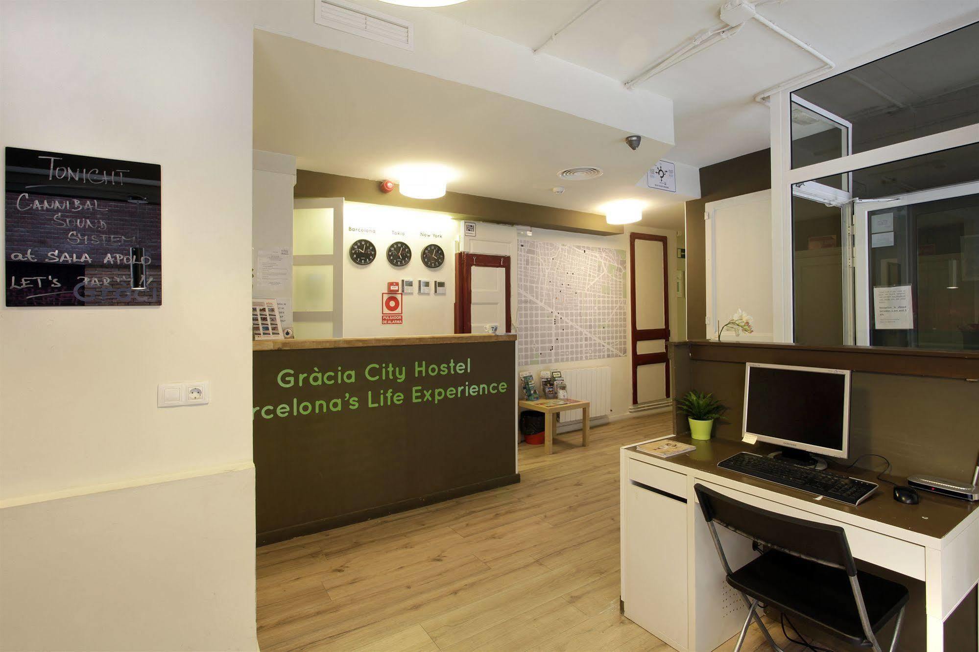Gracia City Hostel 巴塞罗那 外观 照片 Reception area