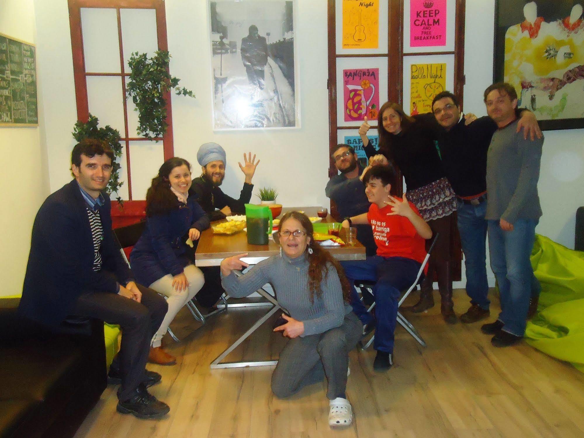 Gracia City Hostel 巴塞罗那 外观 照片 The staff of the Centre for Media and Communication Studies