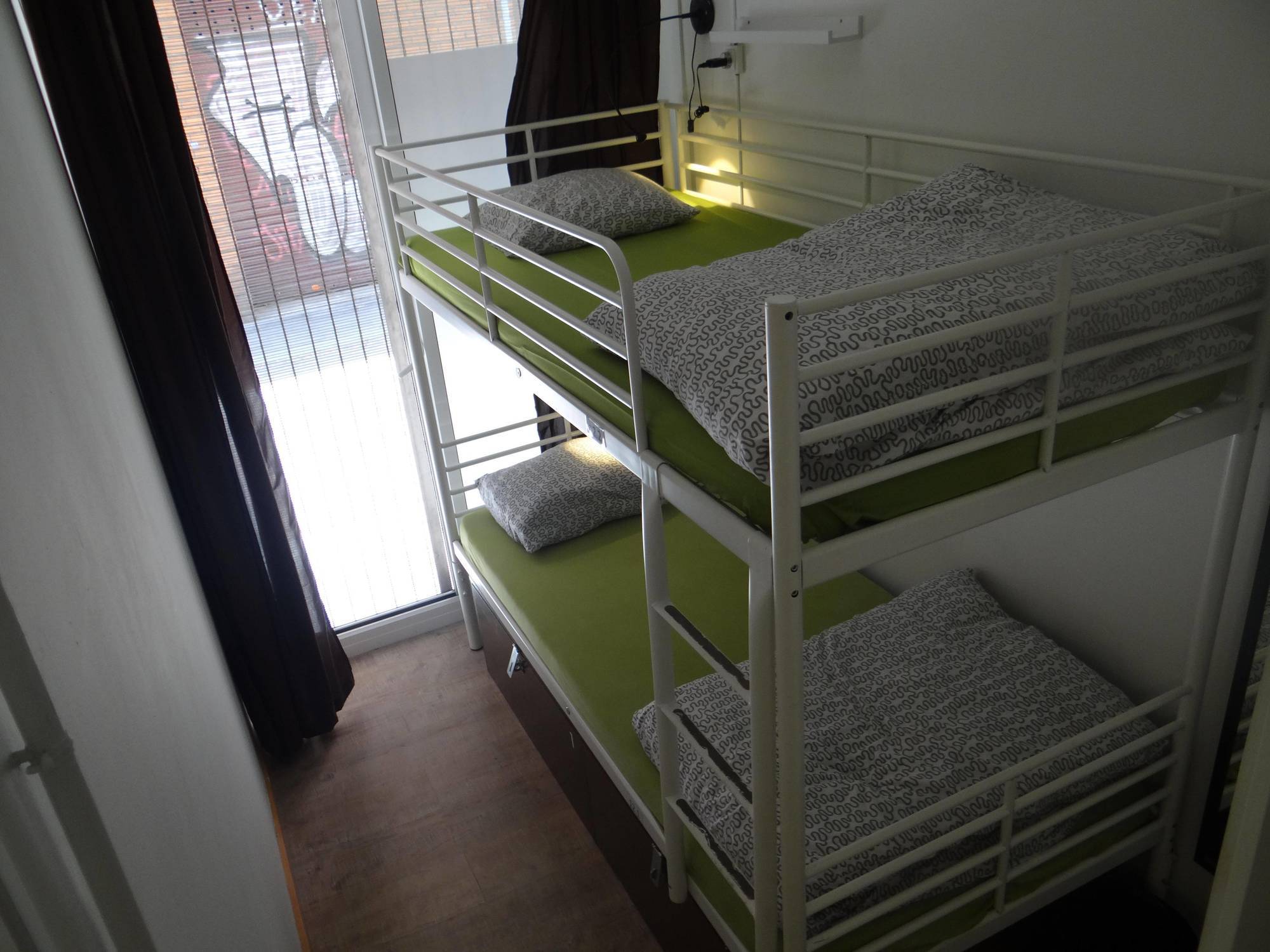 Gracia City Hostel 巴塞罗那 外观 照片 A bunk bed