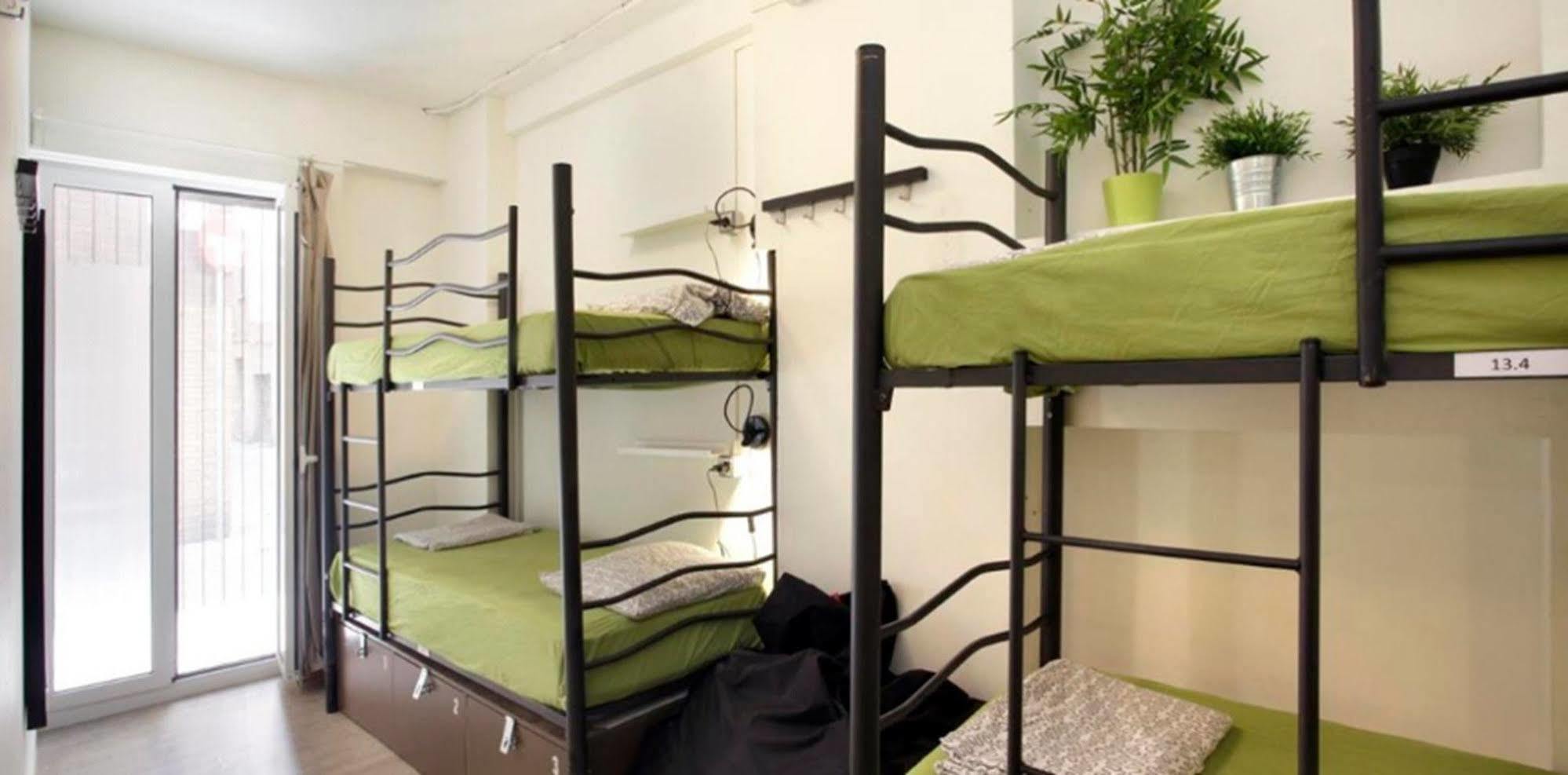 Gracia City Hostel 巴塞罗那 外观 照片 Hostel beds