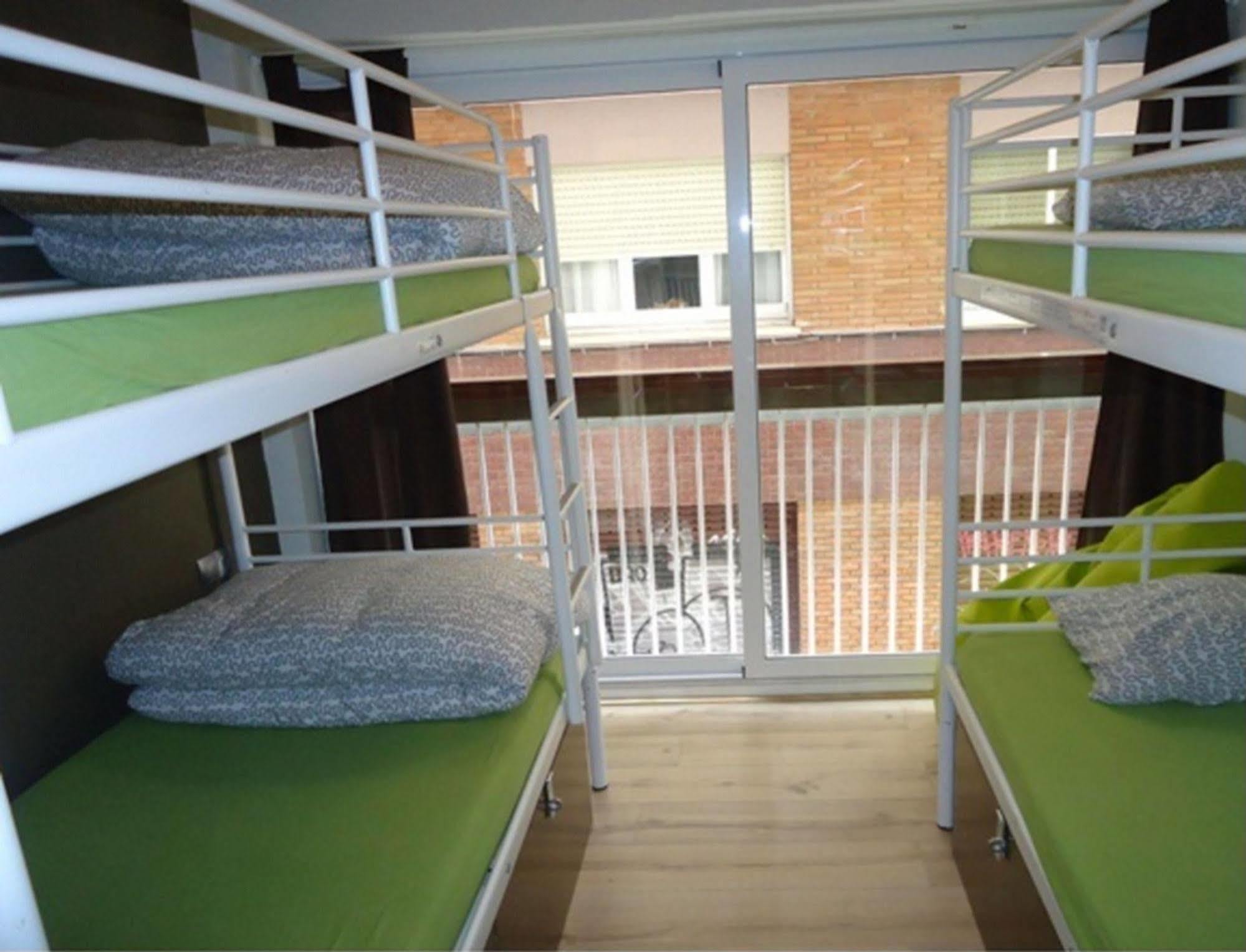 Gracia City Hostel 巴塞罗那 外观 照片 A bunk room at the hotel