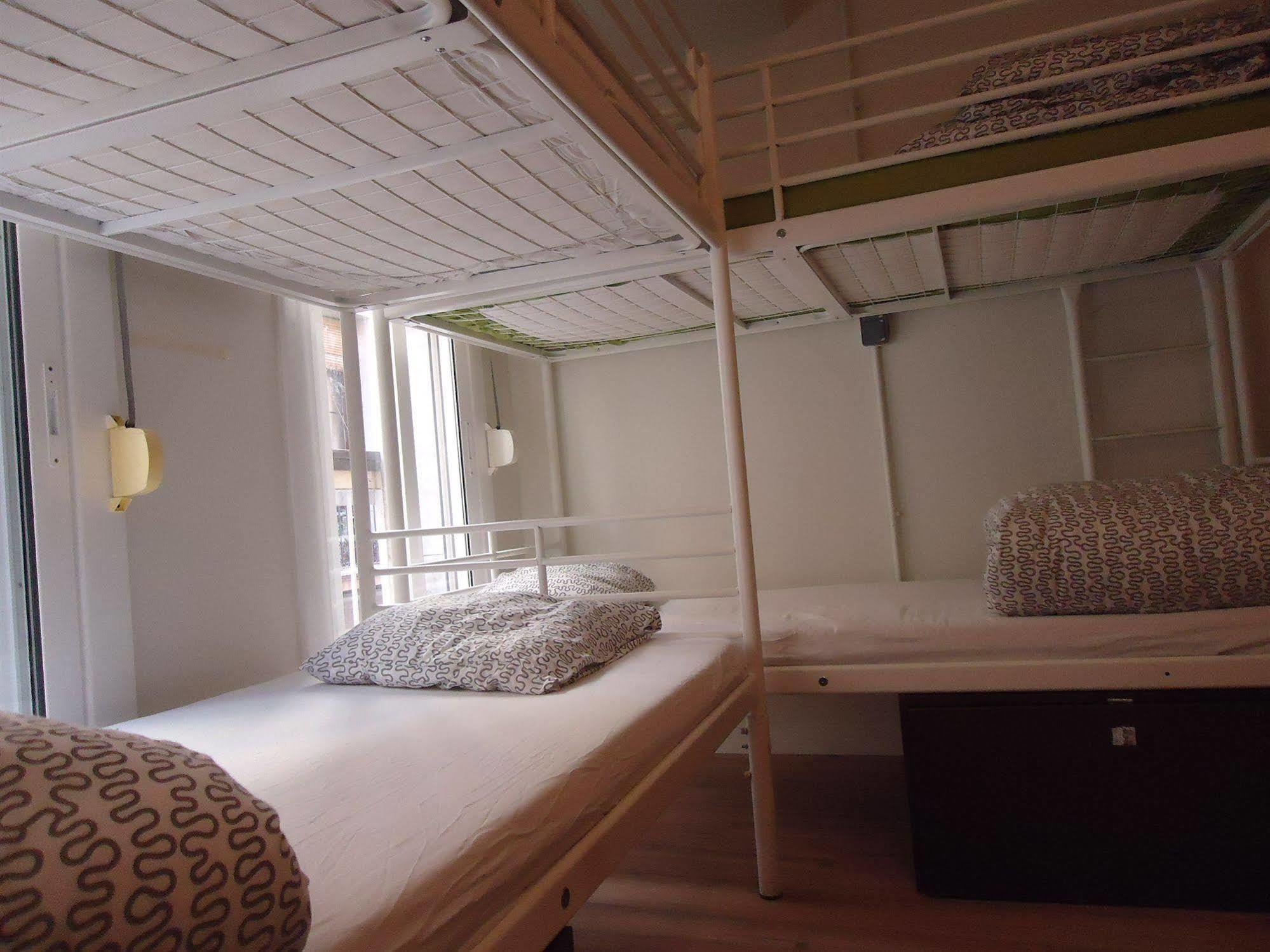 Gracia City Hostel 巴塞罗那 外观 照片 A bunk bed