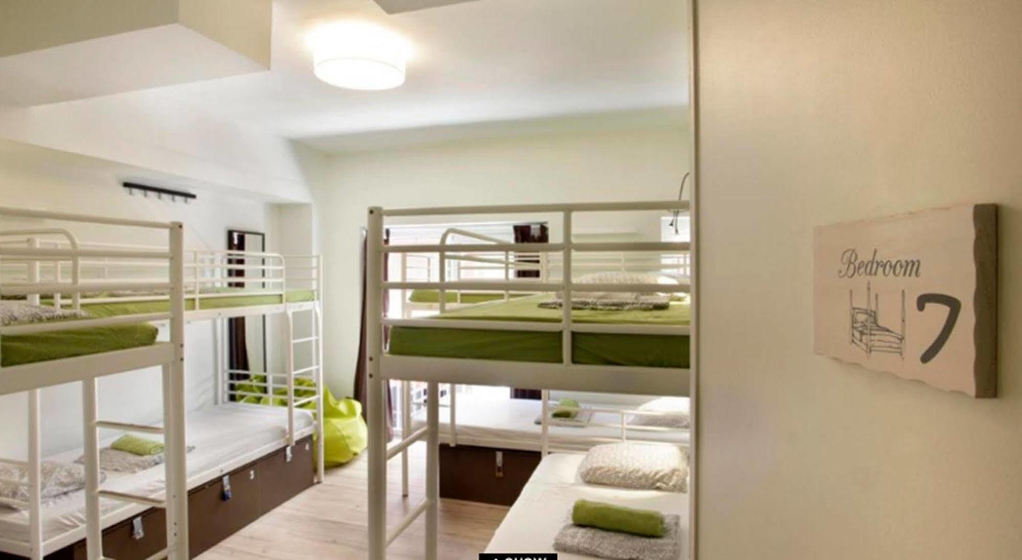 Gracia City Hostel 巴塞罗那 外观 照片 Hostel room in Barcelona, Spain